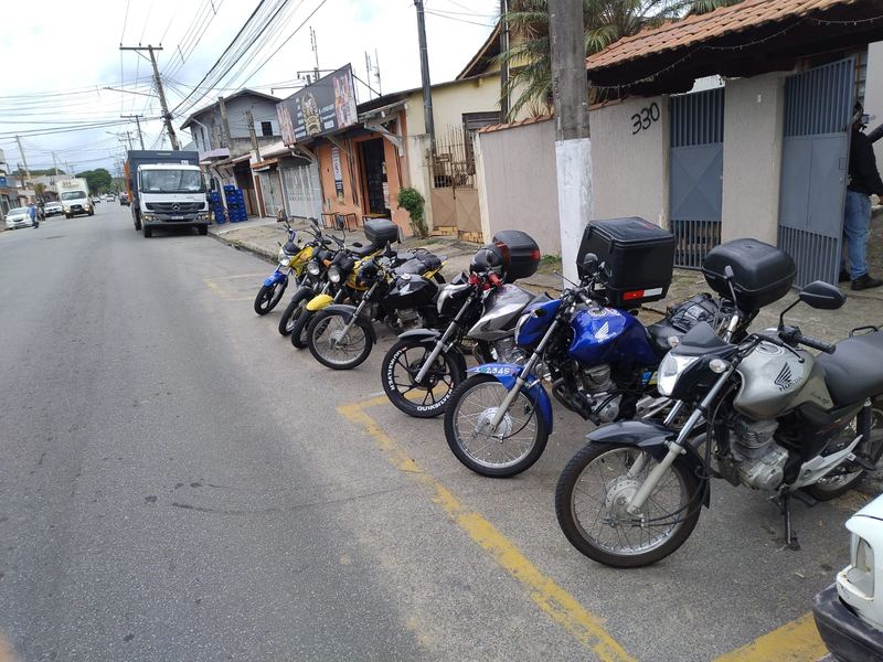 Motos de entrega estacionadas na rua