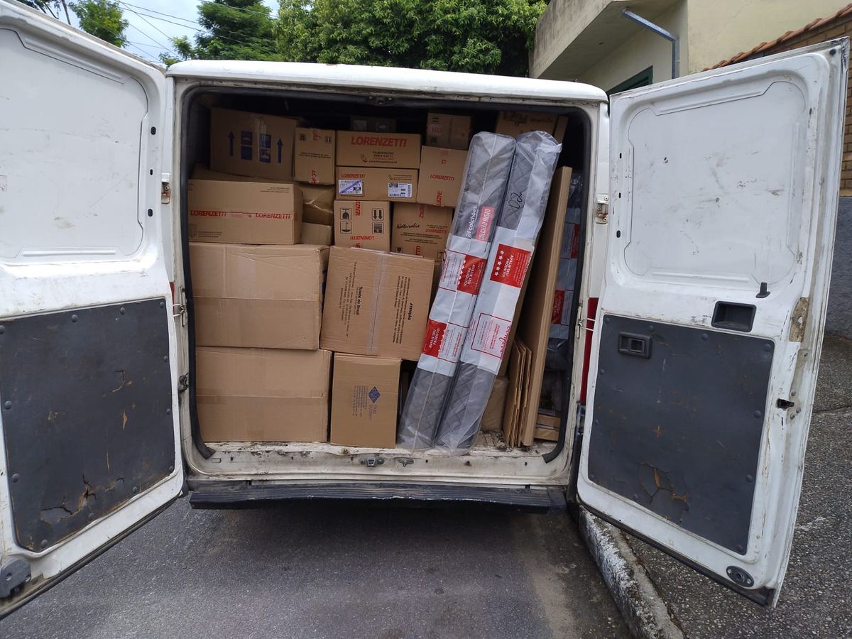Van carregada com caixas e volumes para entrega