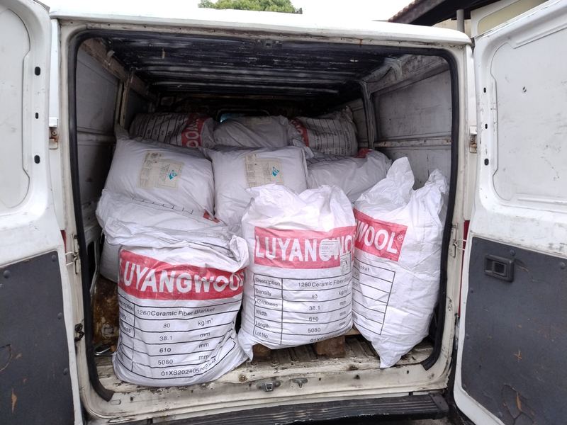 Van carregada com sacos de carga